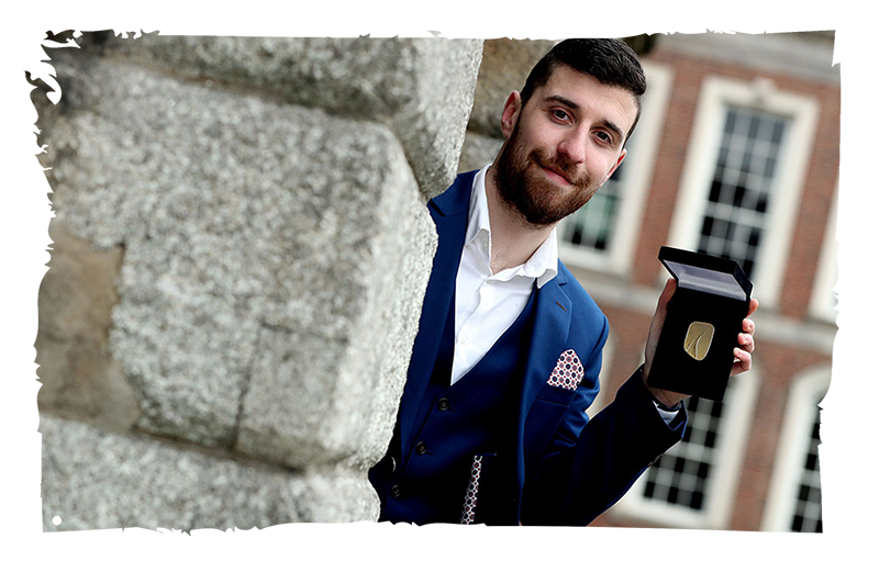 Золотой лауреат с гордостью демонстрирует свою медаль в Дублинском замке