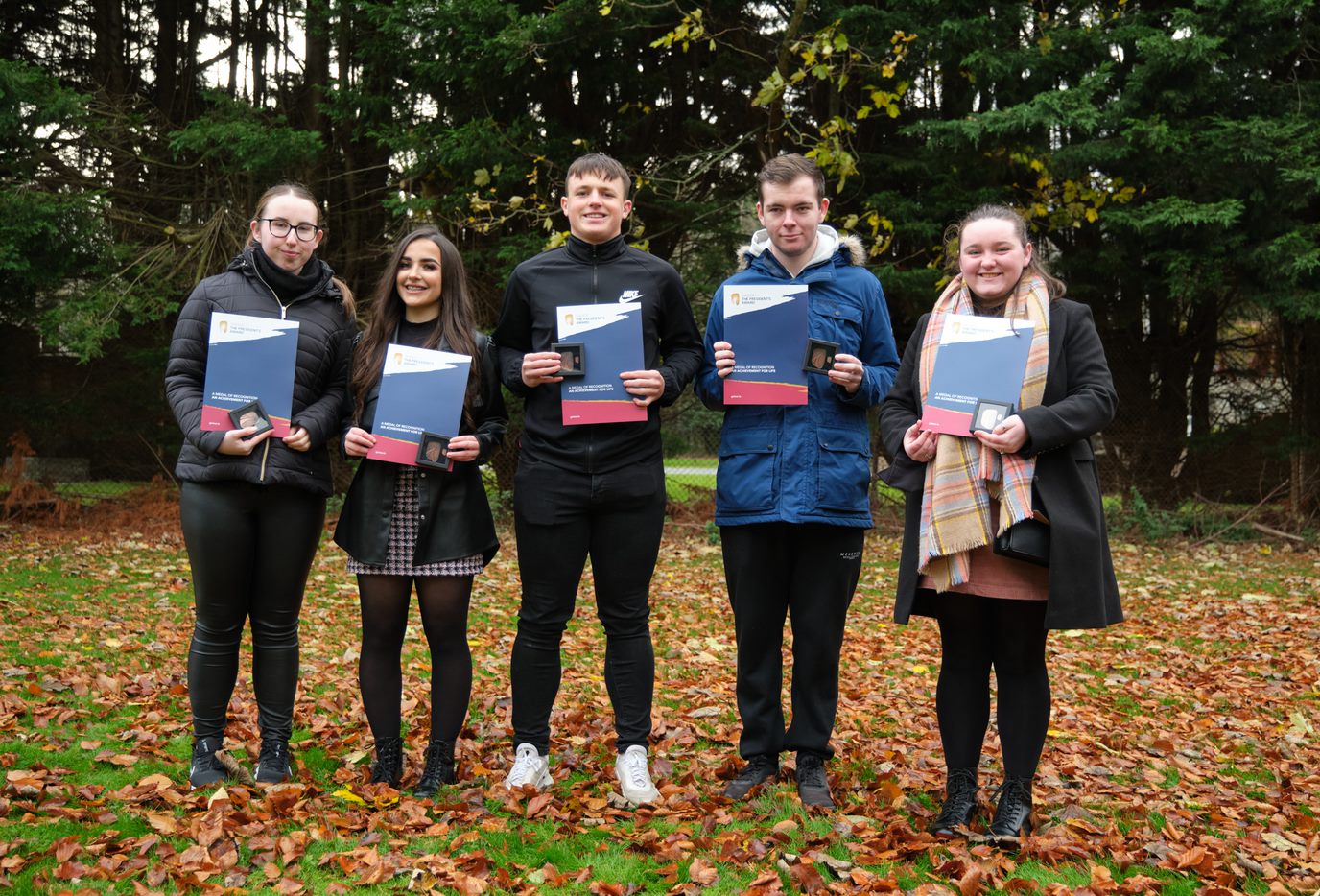 Участники Youth Work Ireland Louth Эмма, Хлоя, Дарра, Джеймс и Иона на фото получают свои награды Gaisce Awards в Ratra House в парке Феникс