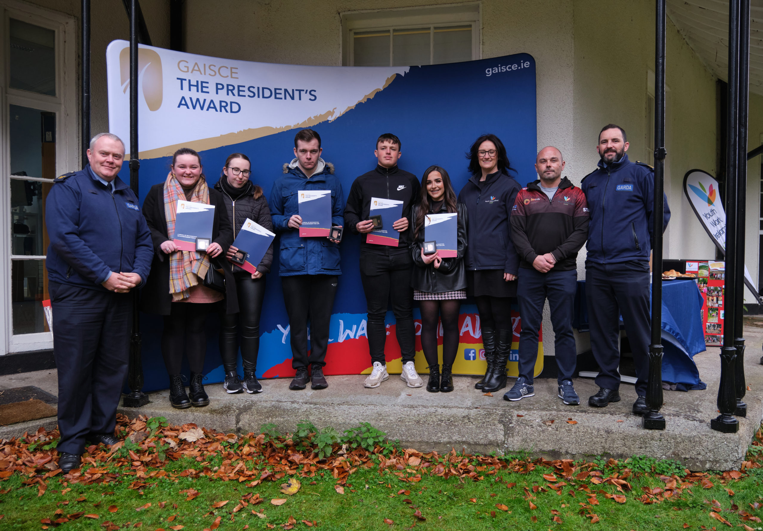 Garda Aidan with Youth Work Ireland Louth participants Iona, Emma, James, Darragh, Chloe, Monica, Keith and Garda Paddy at the Just a Minute bench presentation at Gaisce - The President's Award in Ratra House 